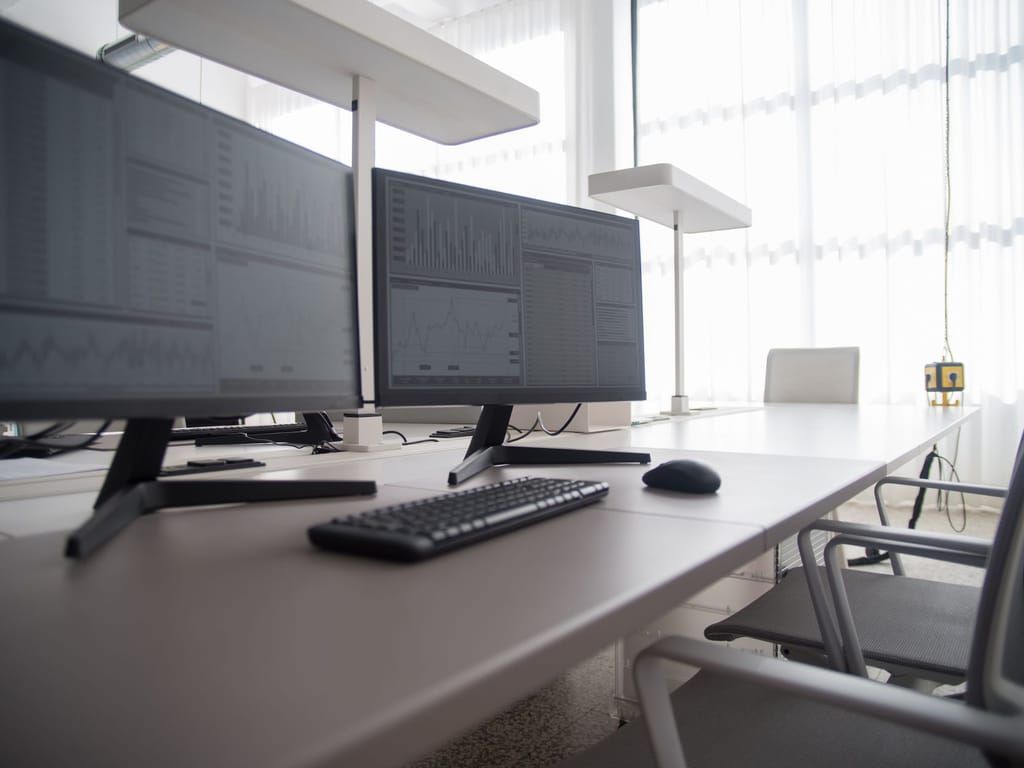 Arbeitsplatz in einem Büro mit Rechner und zwei Bildschirmen