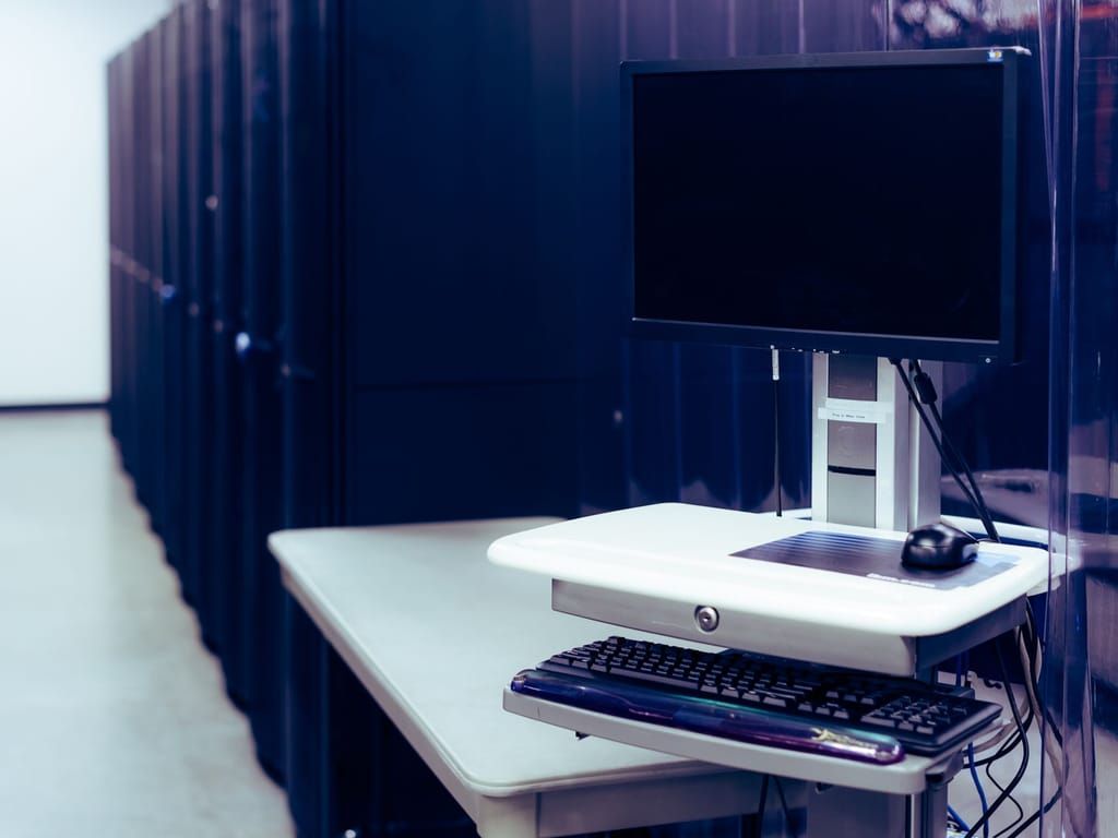 Technikraum mit Netzwerkschränken und aktiver Netzwerktechnik