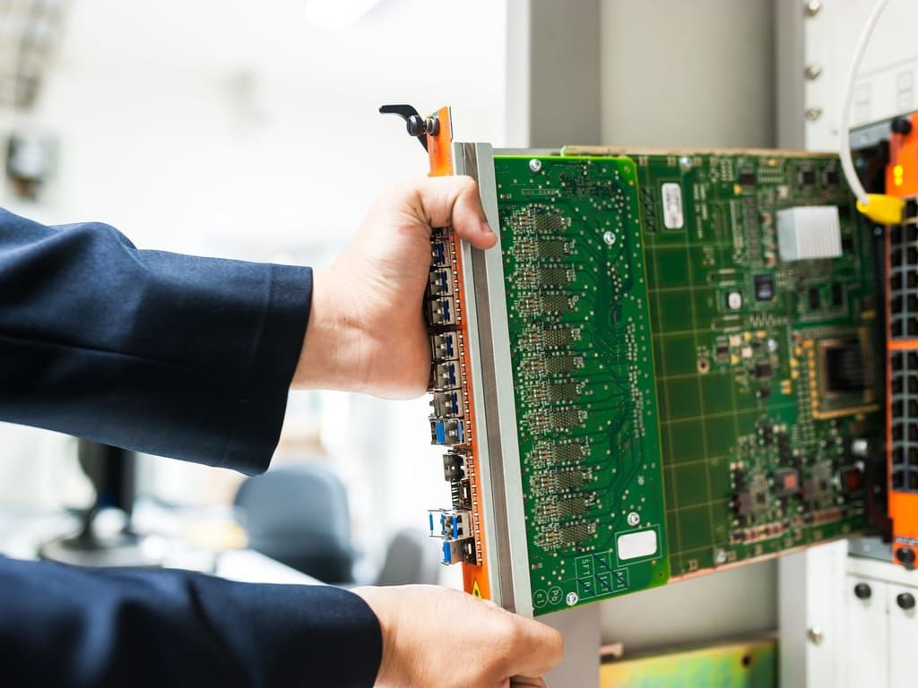 IT-Techniker arbeitet an der Hardware eines Servers