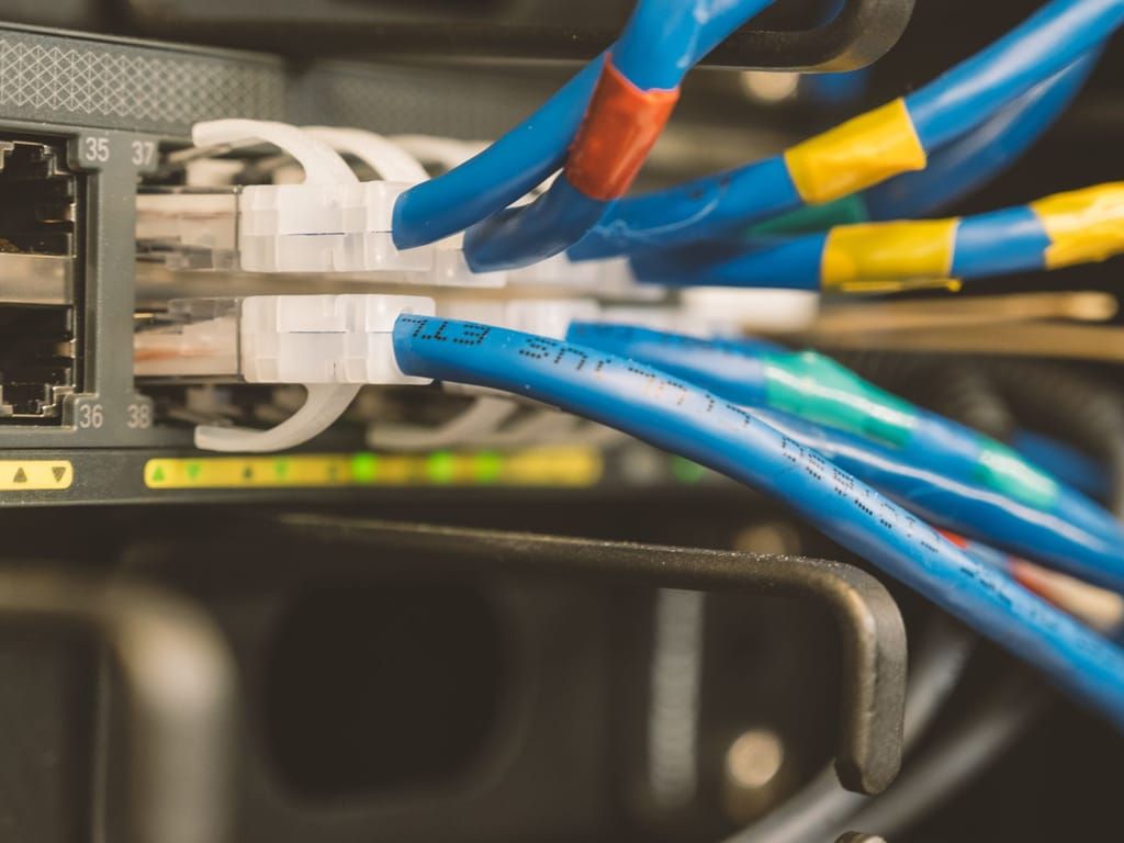 Strukturiert verlegte Netzwerkkabel in einem Verteilerschrank