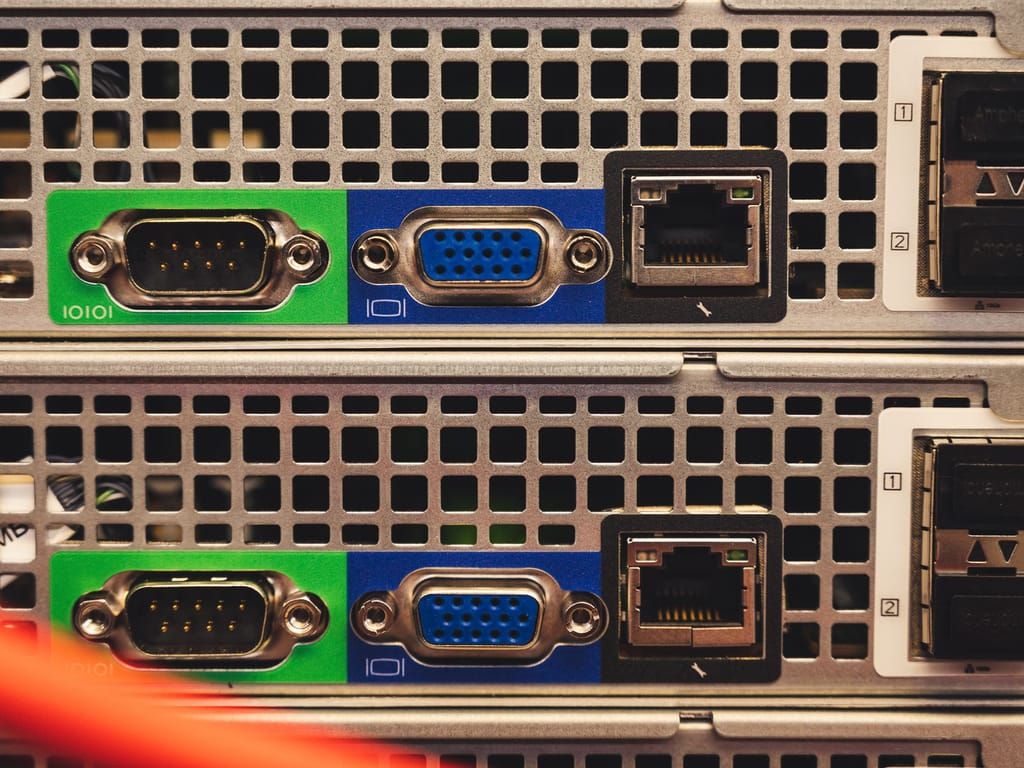 Netzwerkschrank mit Firewall-Appliance und beschrifteten Patchkabeln